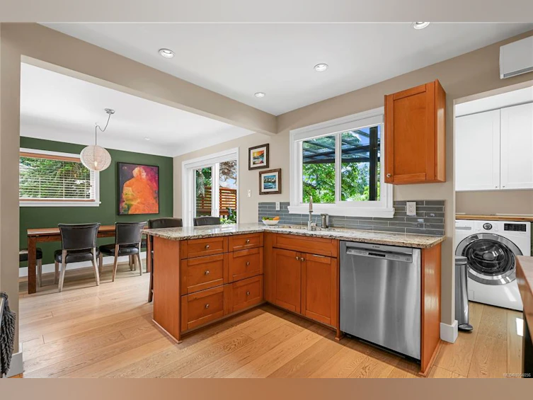 2890 Inlet Avenue, Saanich, BC, V9A 2M7 - 8