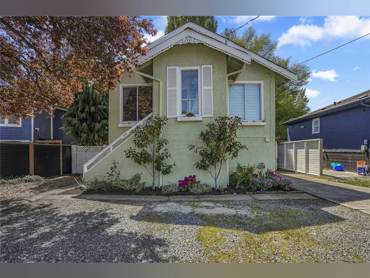 1561 North Dairy Road, Victoria, BC, V8T 3T9 - 2