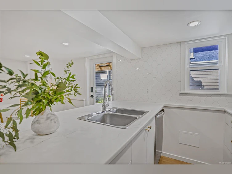 1561 North Dairy Road, Victoria, BC, V8T 3T9 - 34