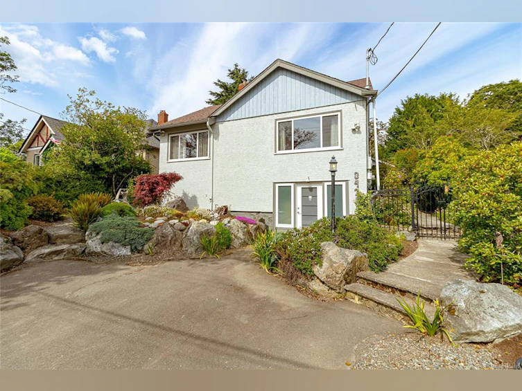 3471 Lovat Avenue, Saanich, BC, V8X 1T8