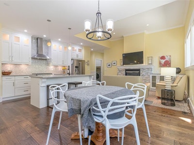855 Parkside Crescent - 3