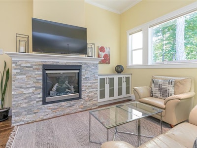 855 Parkside Crescent - 2
