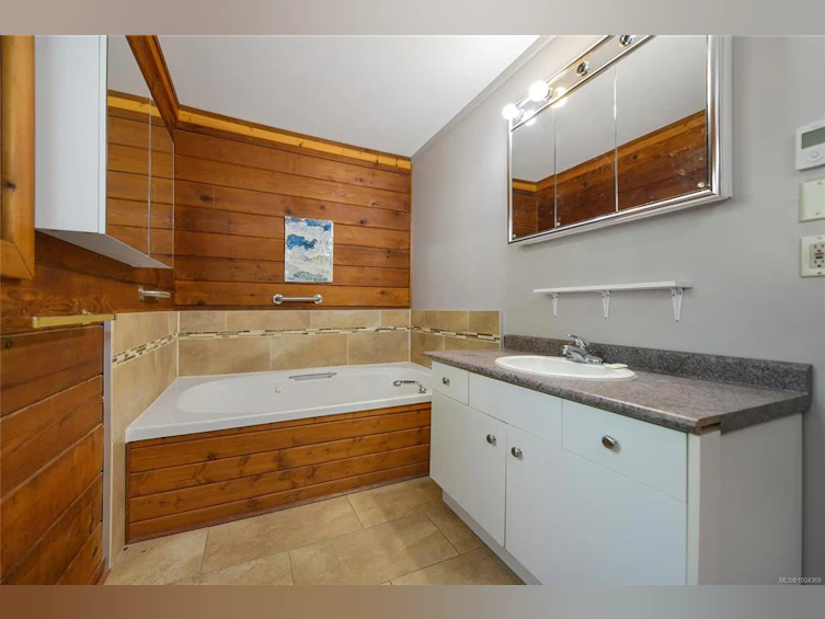 330 East West Road, Mayne Island, BC, V0N 2J2 - 31