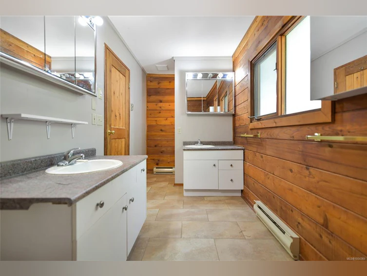 330 East West Road, Mayne Island, BC, V0N 2J2 - 32