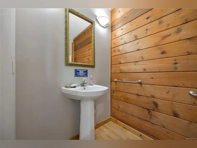330 East West Road, Mayne Island, BC, V0N 2J2 - 30