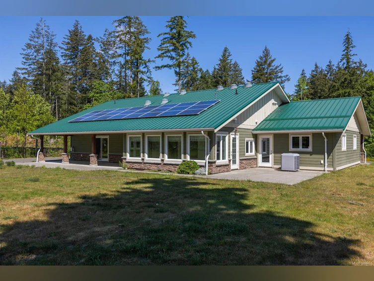 2051 Hector Road, Comox, BC, V9M 3Y7 - 2