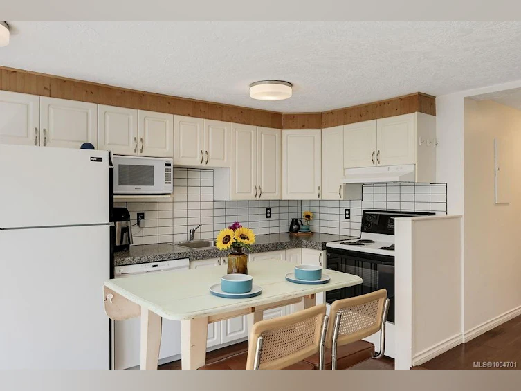 B-609 Su'it Street, Victoria, BC, V8V 4C3 - 17