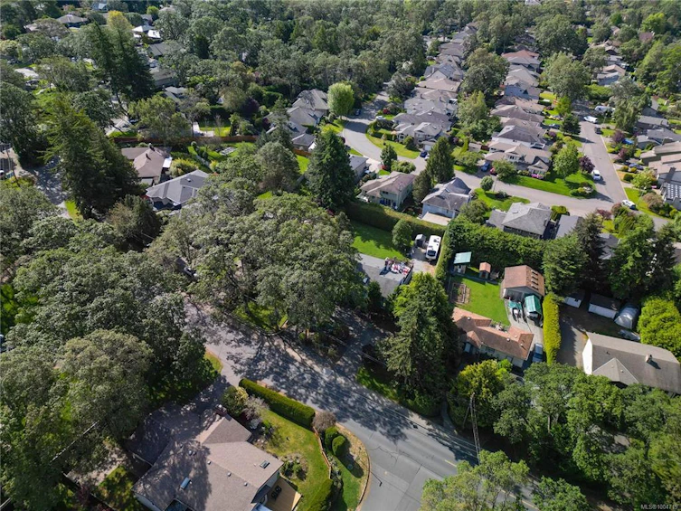 1529 Mt. Douglas Cross Road, Saanich, BC, V8N 1Z9 - 34