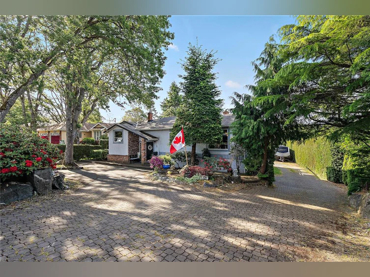 1529 Mt. Douglas Cross Road, Saanich, BC, V8N 1Z9 - 3