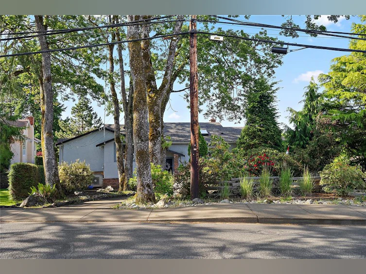 1529 Mt. Douglas Cross Road, Saanich, BC, V8N 1Z9 - 4