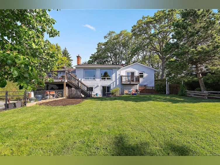 1529 Mt. Douglas Cross Road, Saanich, BC, V8N 1Z9 - 28