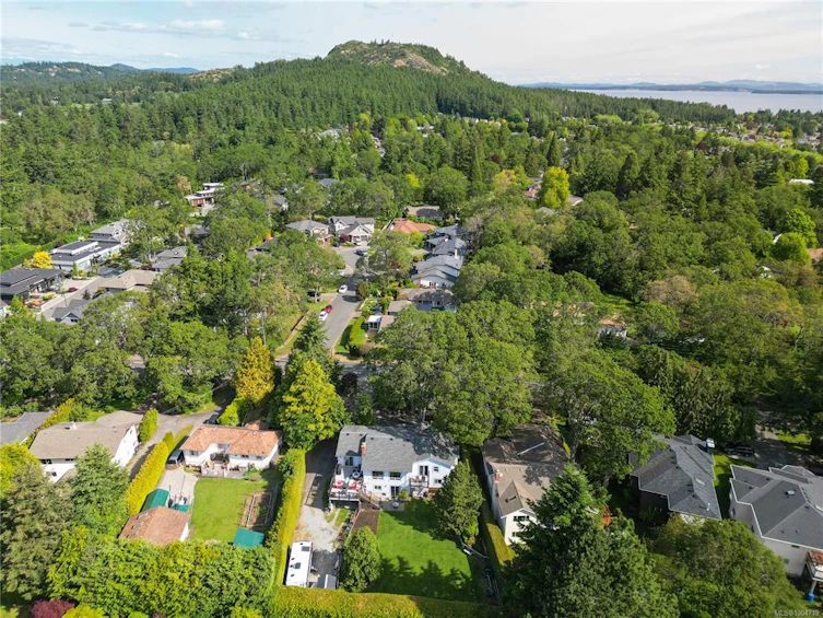 1529 Mt. Douglas Cross Road, Saanich, BC, V8N 1Z9 - 38