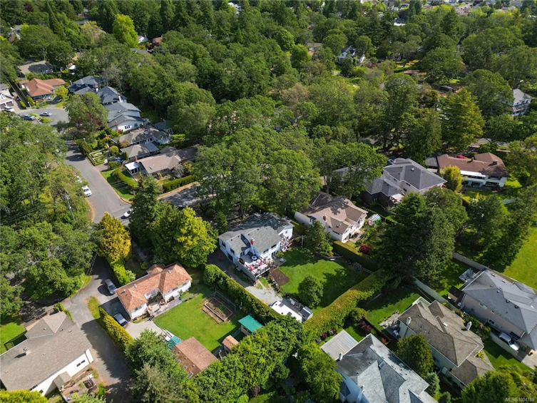 1529 Mt. Douglas Cross Road, Saanich, BC, V8N 1Z9 - 31