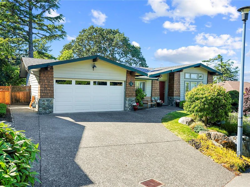 4 - 915 Glen Vale Road, Esquimalt BC V9A 6N1