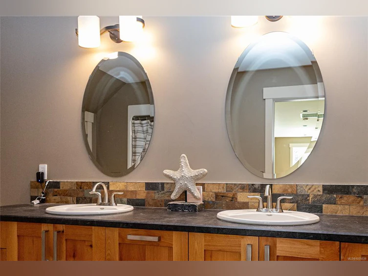 3815 Woodland Drive, Campbell River, BC, V9H 1B1 - 38
