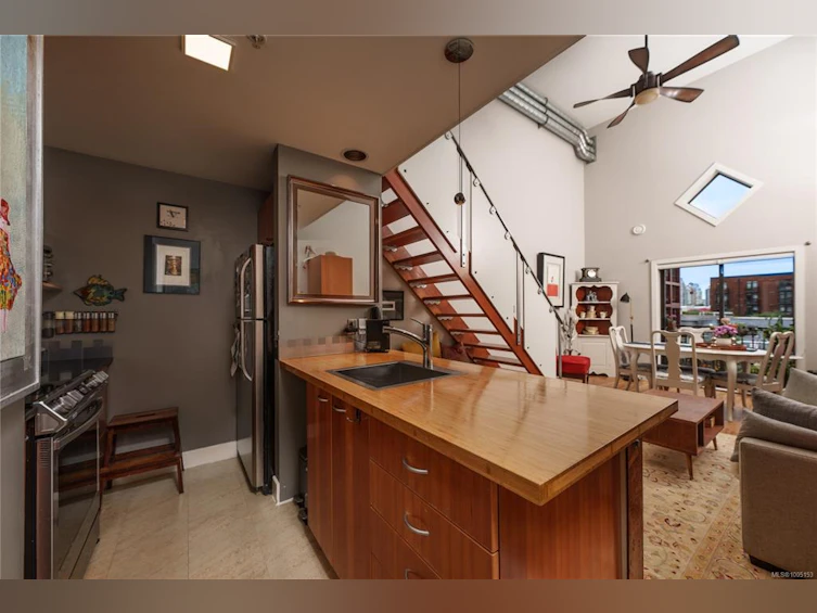 305-555 Chatham Street, Victoria, BC, V8T 1E1 - 2