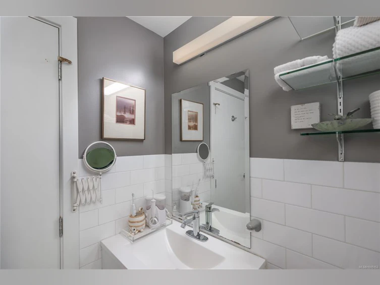 305-555 Chatham Street, Victoria, BC, V8T 1E1 - 17