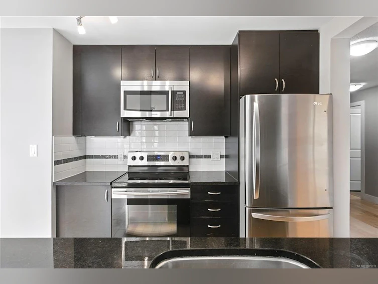 203-2515 Dowler Place, Victoria, BC, V8T 4H7 - 13