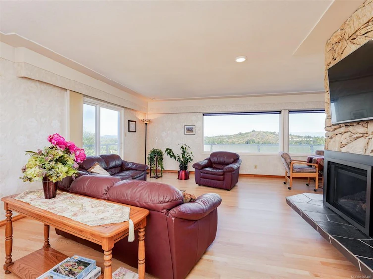 1472 Banff Place, Saanich, BC, V8P 2E8 - 3