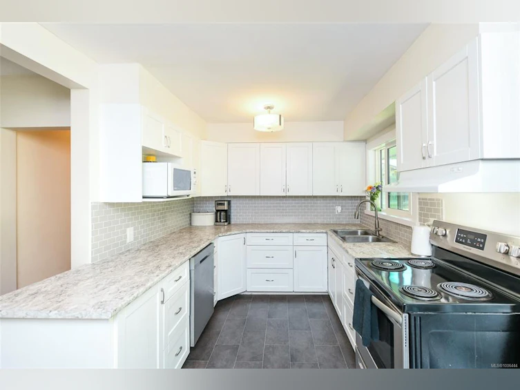 7452 Cougar Smith Road, Fanny Bay, BC, V0R 1W0 - 8