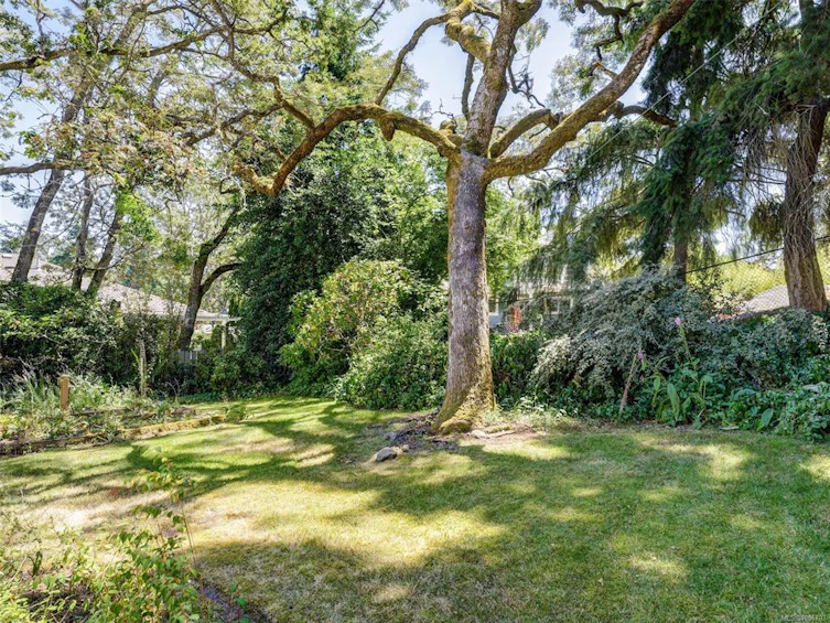 3908 Ascot Drive, Saanich, BC, V8P 3S1 - 36