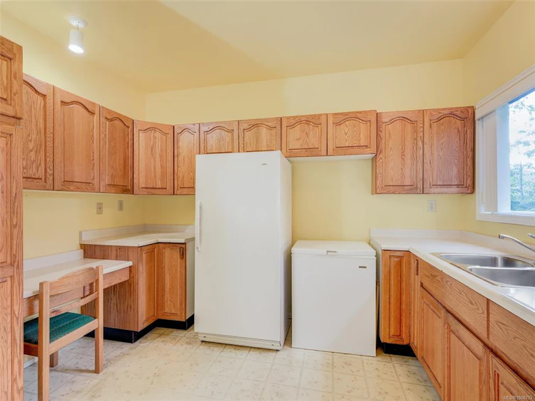 3908 Ascot Drive, Saanich, BC, V8P 3S1 - 10