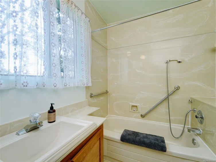 3908 Ascot Drive, Saanich, BC, V8P 3S1 - 19