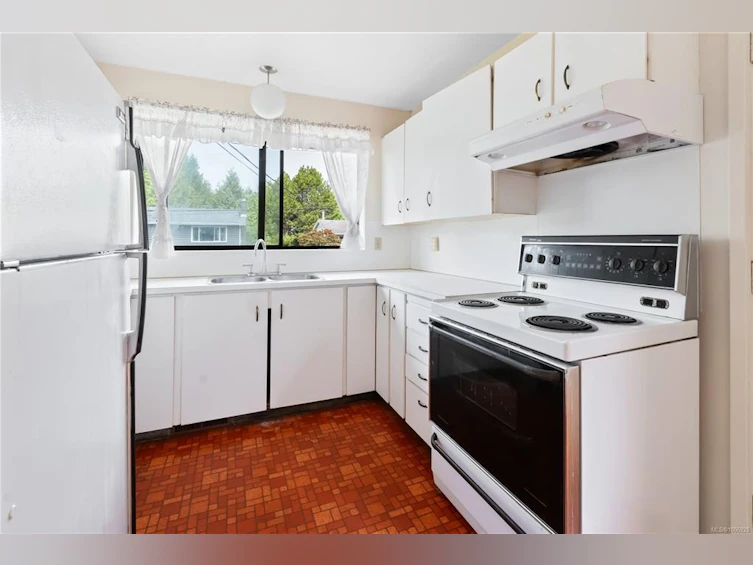 222 Marine Drive, Ucluelet, BC, V0R 3A0 - 3