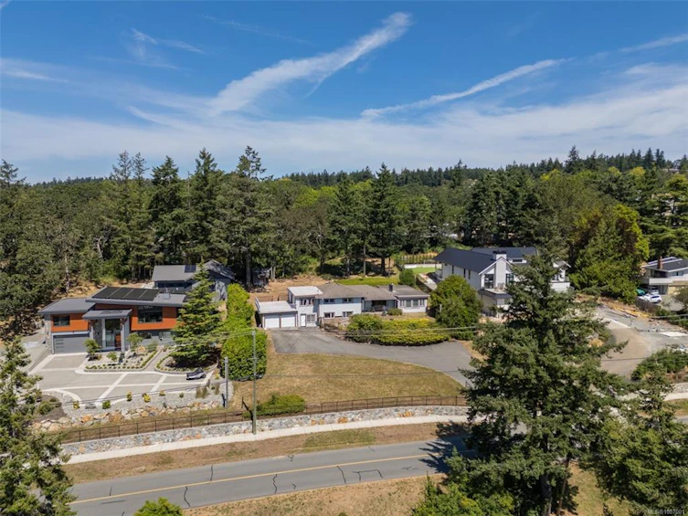 854 Royal Oak Avenue, Saanich, BC, V8X 3T2 - 63