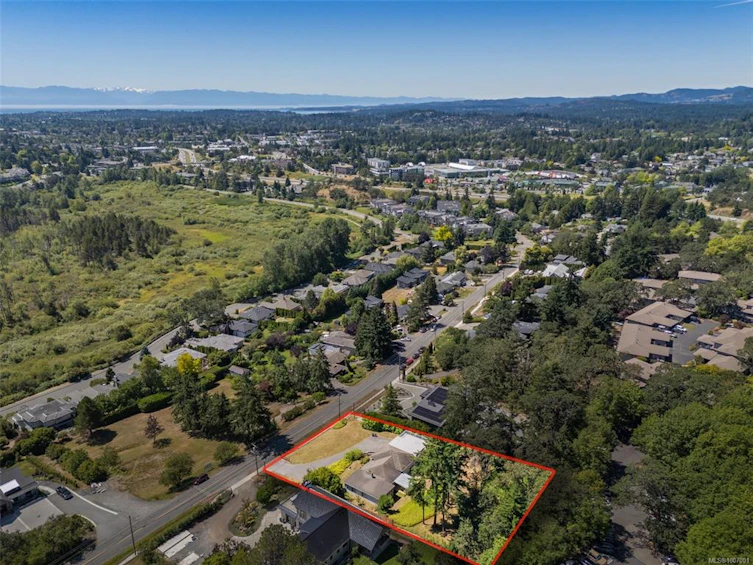 854 Royal Oak Avenue, Saanich, BC, V8X 3T2 - 2