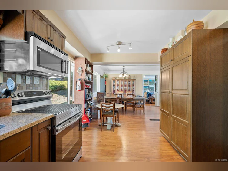 854 Royal Oak Avenue, Saanich, BC, V8X 3T2 - 13
