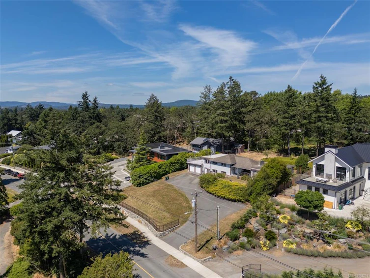 854 Royal Oak Avenue, Saanich, BC, V8X 3T2 - 62