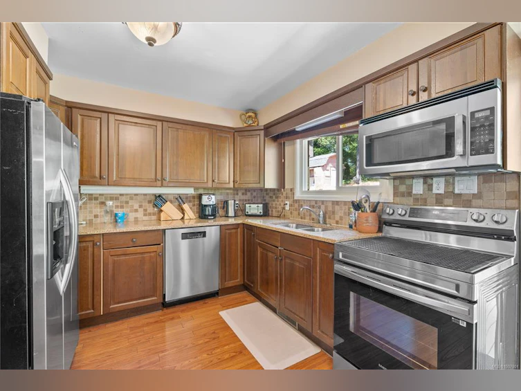 854 Royal Oak Avenue, Saanich, BC, V8X 3T2 - 12