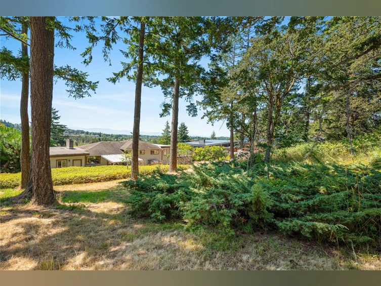 854 Royal Oak Avenue, Saanich, BC, V8X 3T2 - 49