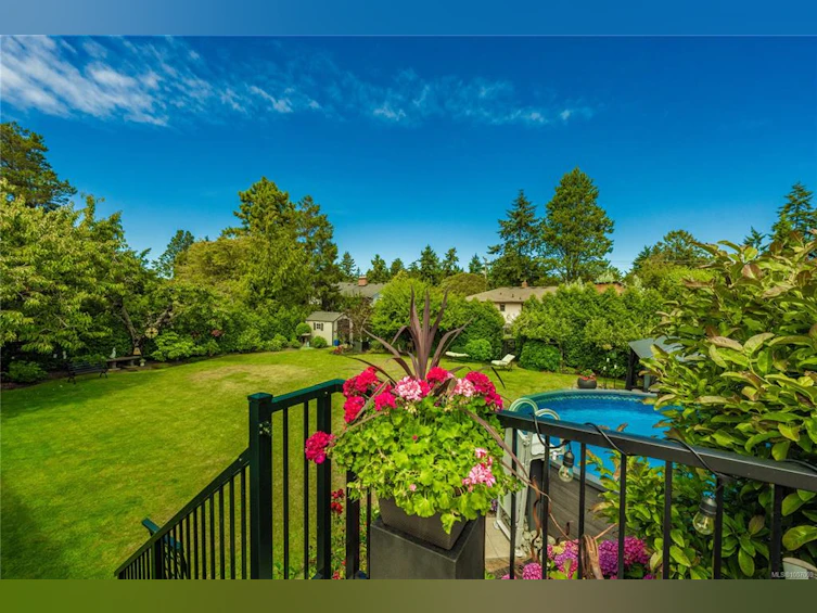 3971 Cherrilee Crescent, Saanich, BC, V8N 1R7 - 3
