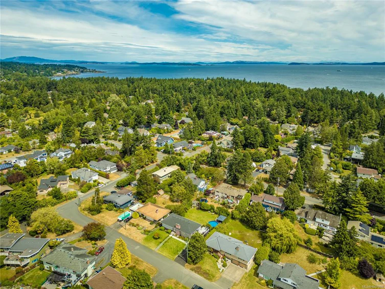 3971 Cherrilee Crescent, Saanich, BC, V8N 1R7 - 39
