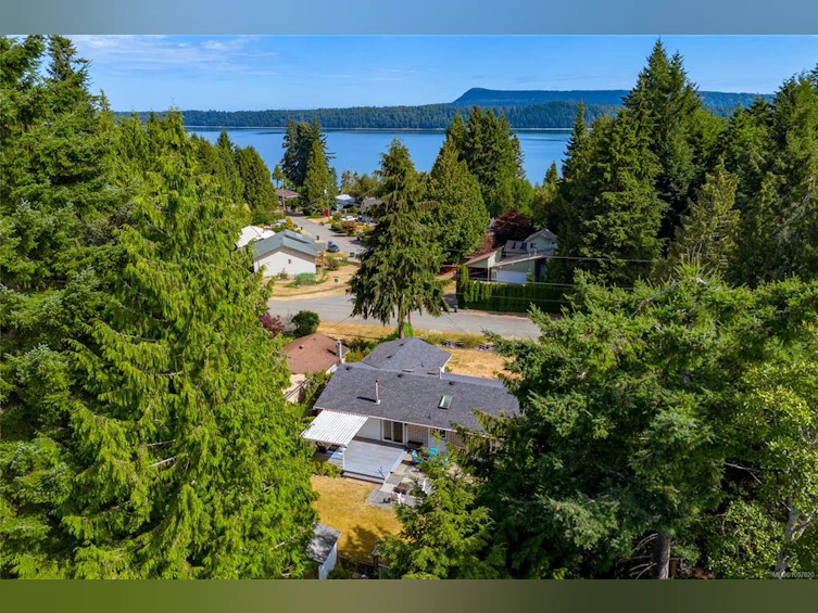 5006 W Thompson Clarke Drive, Bowser/Deep Bay, BC, V0R 1G0 - 2