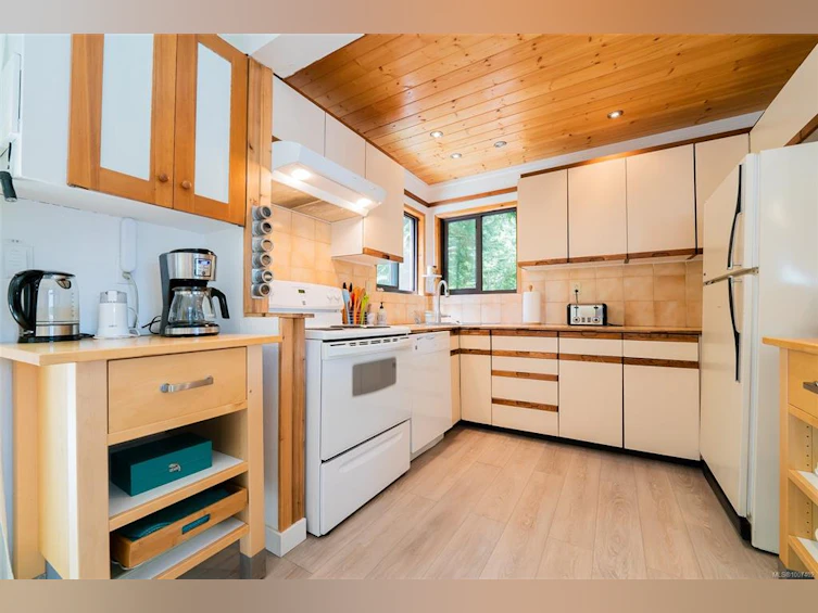 830 Austin Drive, Cortes Island, BC, V0P 1K0 - 3