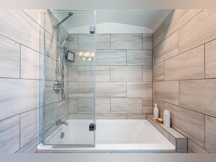 3015 Fifth Street, Victoria, BC, V8T 4B6 - 18