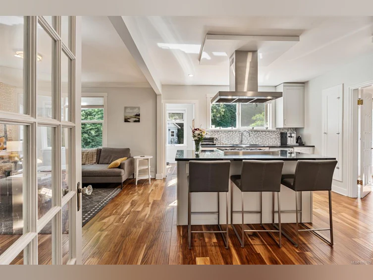 3015 Fifth Street, Victoria, BC, V8T 4B6 - 10