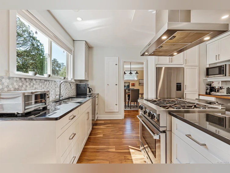 3015 Fifth Street, Victoria, BC, V8T 4B6 - 13
