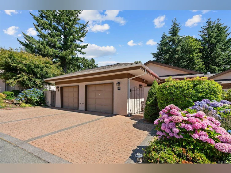 64-901 Kentwood Lane, Saanich, BC, V8Y 2Y6