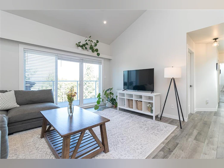 403-3277 Quadra Street, Saanich, BC, V8X 4W9 - 3
