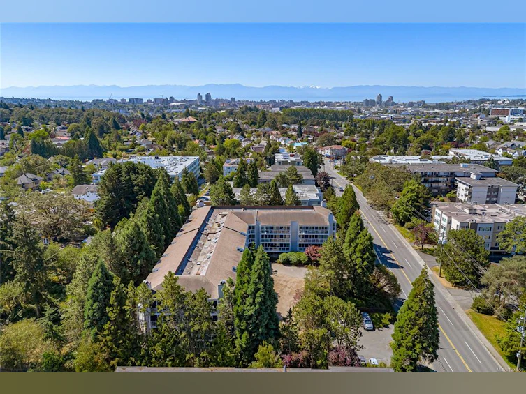 403-3277 Quadra Street, Saanich, BC, V8X 4W9 - 32