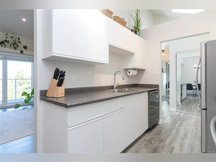403-3277 Quadra Street, Saanich, BC, V8X 4W9 - 8
