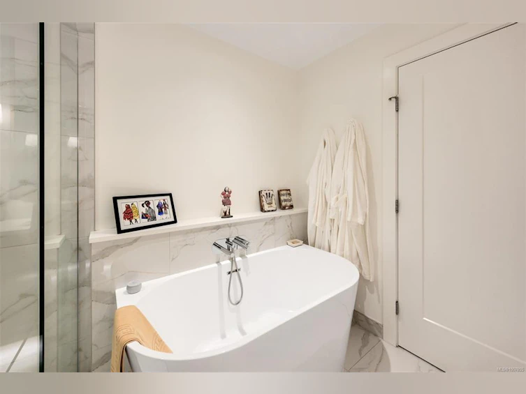 202-5388 Hill Rise Terrace, Saanich, BC, V8Y 3K2 - 34