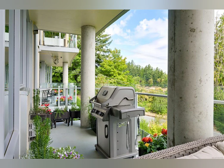 202-5388 Hill Rise Terrace, Saanich, BC, V8Y 3K2 - 9