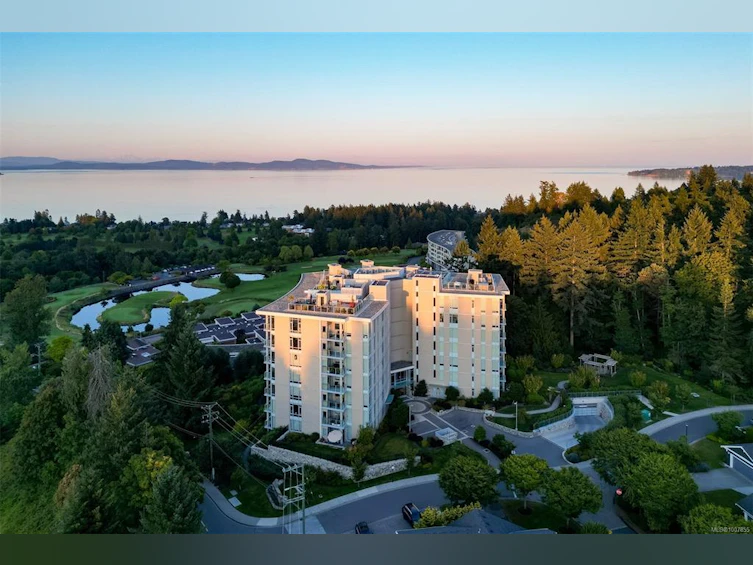 202-5388 Hill Rise Terrace, Saanich, BC, V8Y 3K2 - 2
