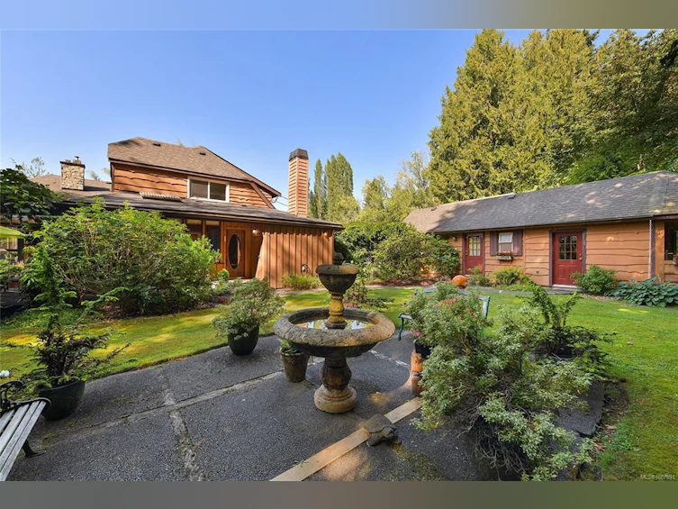 1695 Cultra Avenue, Central Saanich, BC, V8M 1T1 - 2