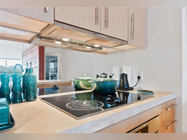 203-368 Main Street, Tofino, BC, V0R 2Z0 - 5